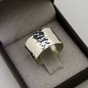 Silber breiter gehämmerter Ring